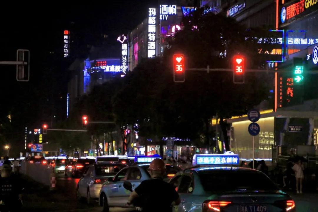 七夕長沙，愛心紅綠燈正在上演！